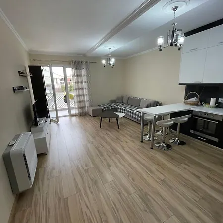 Alloggio Komuna E Parisit Apartment *